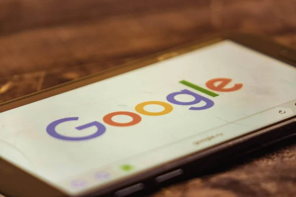 Woronesch. Russischer Verband - 3. Mai 2019: Google-Logo auf dem Smartphone-Bildschirm. google ist ein amerikanisches Technologie- und Online-Dienstleistungsunternehmen. Illustrativer Leitartikel. — Stockfoto