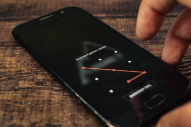 Voronej, Rusya - 4 Mayıs 2019: Samsung Galaxy Android telefonda güvenlik deseni ekran çok.