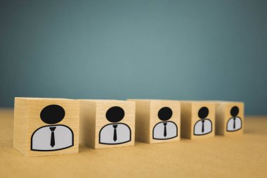 Sıraya dizilmiş ahşap küpler, yani maaş işçileri tek sıra halinde, mavi arka planda soyutlama..