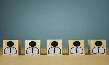 Sıraya dizilmiş ahşap küpler, yani maaş işçileri tek sıra halinde, mavi arka planda soyutlama.