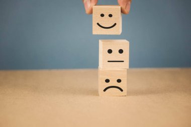 Güler yüzlü ahşap küpleri ve hüzünlü bir tane..