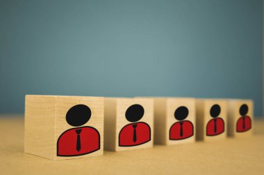 mavi bir arka plan üzerinde bir satır ahşap küpler ayakta, üst üste ayakta patronları gösteren