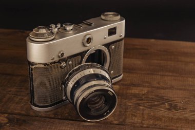 Voronej Rusya 02 Nisan 2019 ahşap arka plan lens ile eski vintage sovyet kamera.