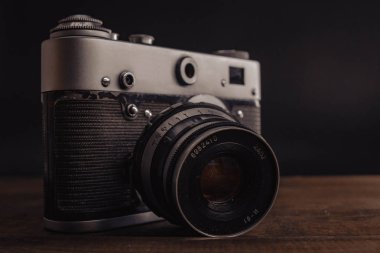 Voronej Rusya 02 Nisan 2019 ahşap arka plan lens ile eski vintage sovyet kamera.