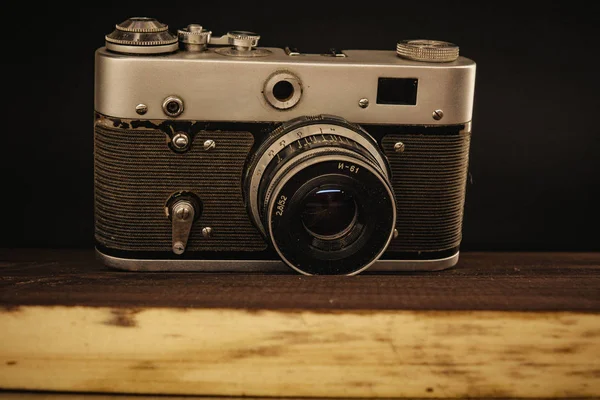 沃罗涅日俄罗斯 02 april 2019 旧老式苏联相机与镜头在木制背景. — 图库照片