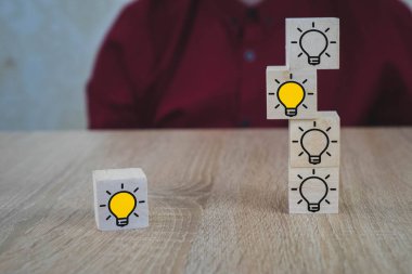 tüm diğer lambalar söndürüldüğünde yanan bir lamba ile küp, Hangi Yeni Fikir sembolize, yenilik ve çözümler kavramları