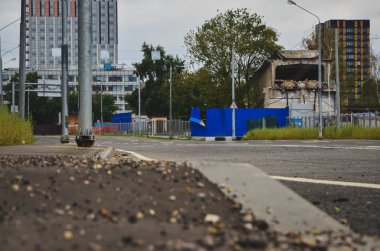 Boş yol ve modern ofis binaları.
