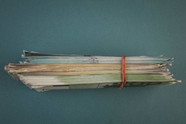 Kredi kartları ve düz mavi arka plan üzerinde para bir demet.