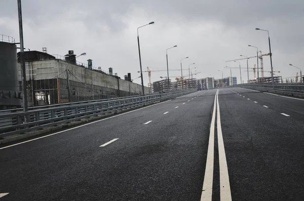 Kimse ile boş asfalt yol ve şehir gökdelen. — Stok fotoğraf