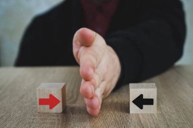 El siyah oklar karşısında bakan kırmızı oklar ile üst piramit ahşap bloklar ahşap küp blok koyarak. Diğer insanlara farklı kavramlarla. Başarı için going