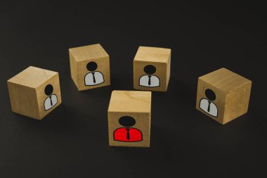 tahta küpler üzerinde baş ve ast soyutlama heykelcikler. siyah arka plan üzerinde