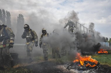 yangın itfaiye bağlantısı bir yangın hattı boyunca hareket