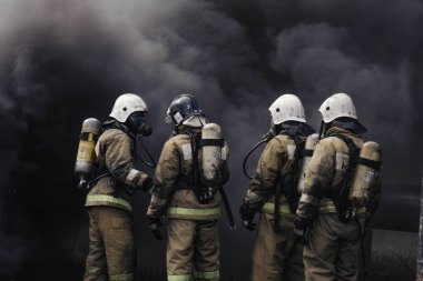4 kişi miktarında tam koruma ekipmanı giyen cesur itfaiyeciler sis perdesi geçti.
