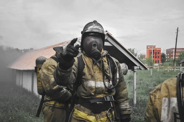 Зв'язок пожежної бригади, що рухається вздовж пожежної лінії — стокове фото