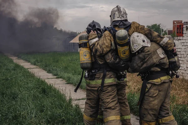 Рятувальна команда проводить тренувальні вправи на лінії стрільби — стокове фото