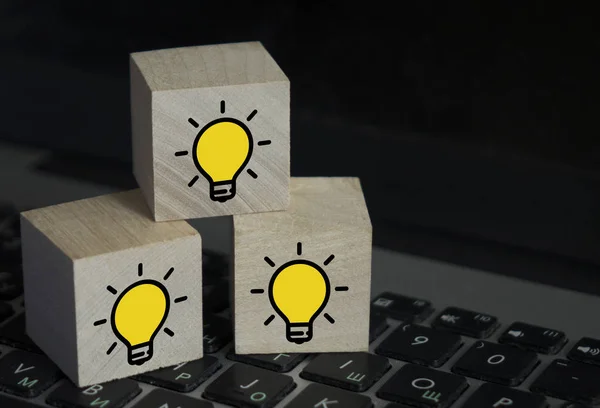 Houten blokjes met lampen op laptop toetsenbord. Nieuwe concepten voor idee, innovatie en oplossing — Stockfoto