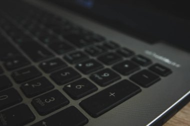 dizüstü bilgisayar klavyesi iki dilde yakın çekim: Rusça ve İngilizce