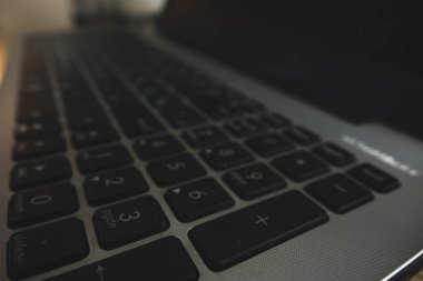dizüstü bilgisayar klavyesi iki dilde yakın çekim: Rusça ve İngilizce