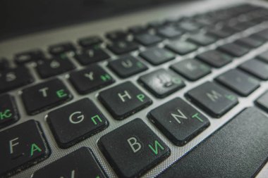 dizüstü bilgisayar klavyesi iki dilde yakın çekim: Rusça ve İngilizce