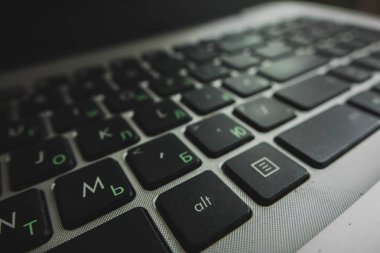 dizüstü bilgisayar klavyesi iki dilde yakın çekim: Rusça ve İngilizce