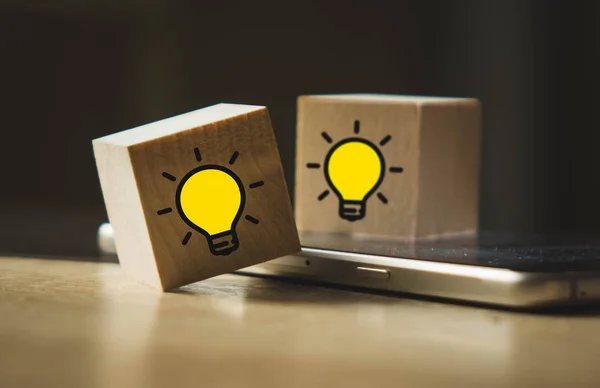 Houten blokjes met lampen op laptop toetsenbord. Nieuwe concepten voor idee, innovatie en oplossing — Stockfoto