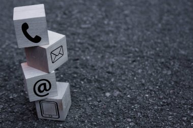 Tahta blok küp sembolü telefon, e-posta, adres. Web sitesi bizimle ya da e-posta pazarlama konseptiyle iletişime geçin