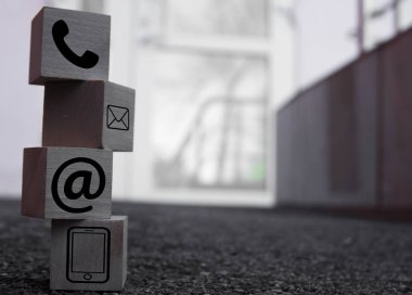 Tahta blok küp sembolü telefon, e-posta, adres. Web sitesi bizimle ya da e-posta pazarlama konseptiyle iletişime geçin