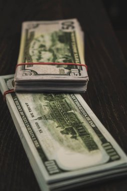 siyah arka plan üzerinde izole amerikan Doları banknotlar.