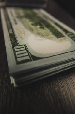 siyah arka plan üzerinde izole amerikan Doları banknotlar.