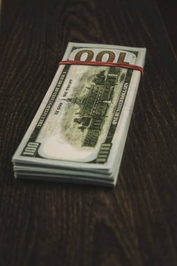 siyah arka plan üzerinde izole amerikan Doları banknotlar.