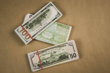 bej bir arka plan üzerinde birbirlerinin üstüne yatan nakit birkaç tomar.