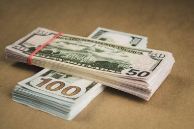 bej bir arka plan üzerinde birbirlerinin üstüne yatan nakit birkaç tomar.