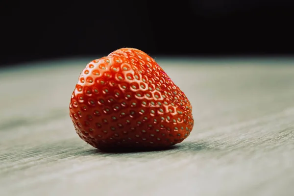 Erdbeere auf weißem Holzhintergrund in Nahaufnahme. — Stockfoto