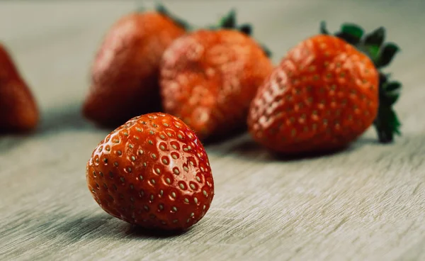 Haufen frischer Erdbeeren in Schale auf weißem Holzhintergrund. — Stockfoto