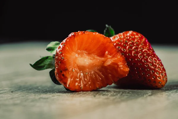 Haufen frischer Erdbeeren in Schale auf weißem Holzhintergrund. — Stockfoto