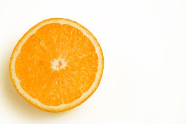 beyaz arka plan üzerinde yarım turuncu, İzole fotoğraf.