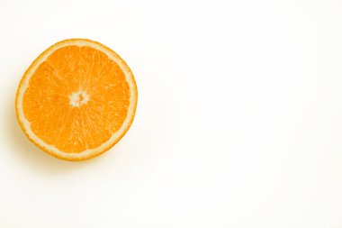 beyaz arka plan üzerinde yarım turuncu, İzole fotoğraf.