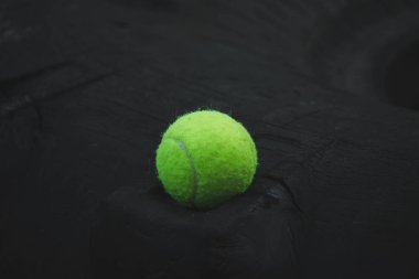 tenis topu spor alanında lastik tekerlek üzerinde yatan