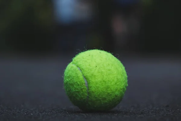 Groene tennisbal liggend op de weg — Stockfoto