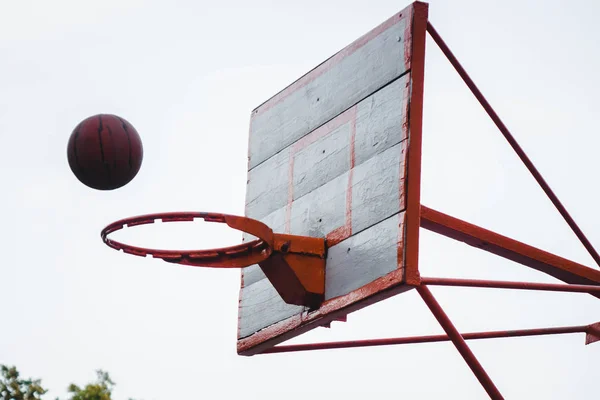 Roter Basketballkorb im Wald. — Stockfoto