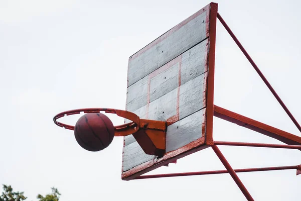 Red basketball hoop in the woods. — Stock Photo, Image