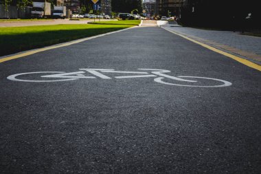 bisikletçiler için yağmur asfalt yol sonra yarı ıslak.
