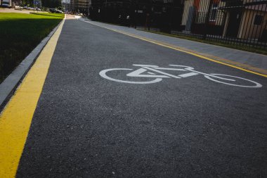 bisikletçiler için yağmur asfalt yol sonra yarı ıslak.