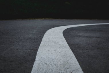 merkezinde beyaz bir şerit ile asfalt yol. beyaz şerit biçimlendirmeyi gösterir
