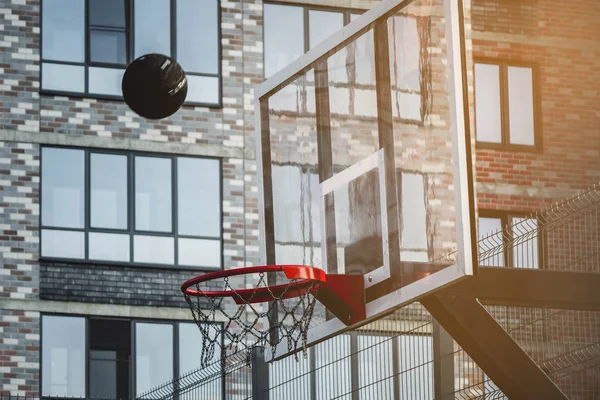 Canestro da basket sulla strada di fronte alla casa in una giornata estiva . — Foto Stock