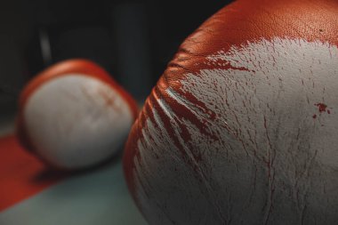 kırmızı ve mavi arka planda kırmızı boks eldivenleri.