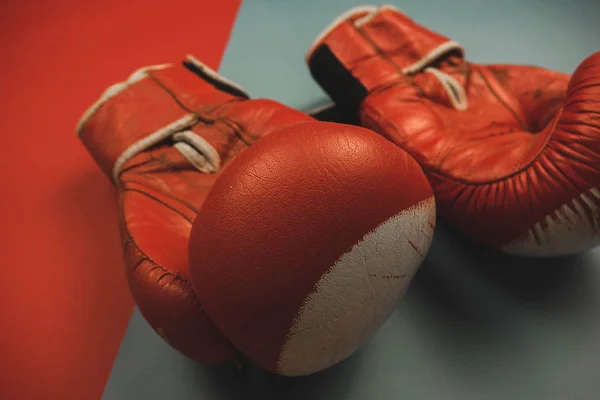 Red boxing gloves on a red and blue background. — Stock Photo, Image