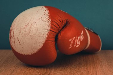 mavi ahşap arka plan üzerinde kırmızı boks eldiven