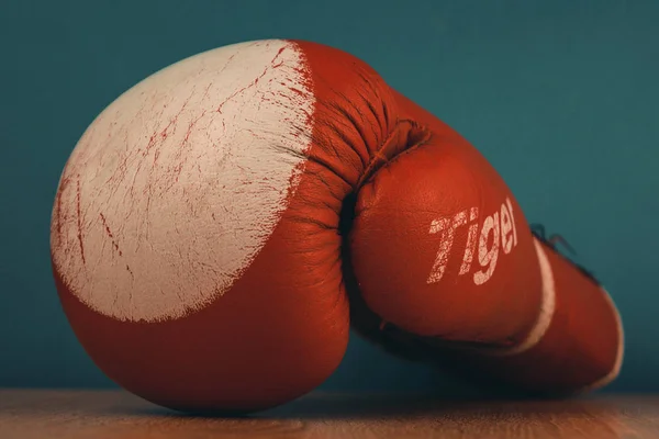 Červené Boxerské rukavice na modrém dřevěném pozadí — Stock fotografie