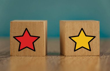 mavi arka plandan uzak ahşap küpler üzerinde yıldız simgesi sarı ve kırmızı